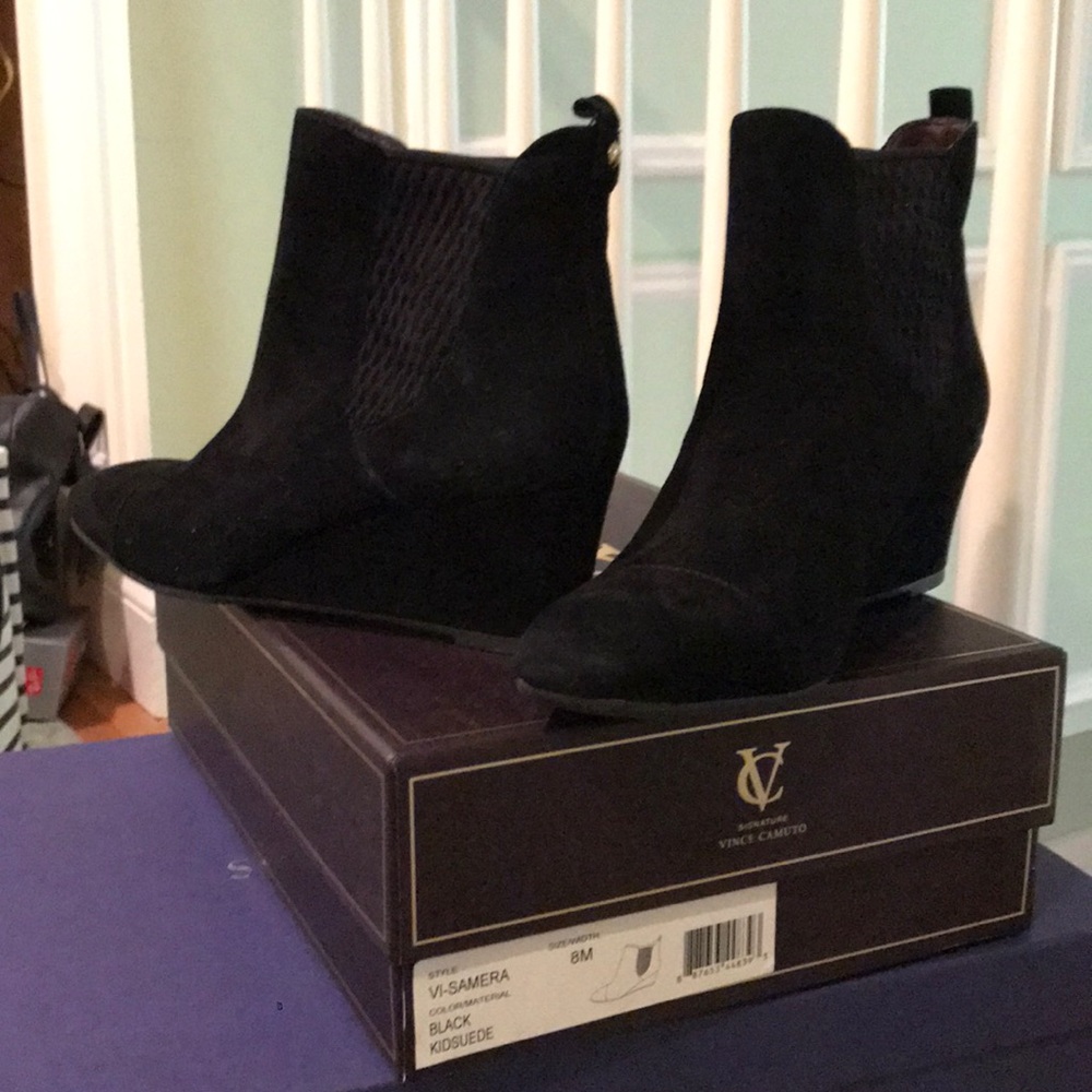 Vince Camuto Black Suede ankle boot sz8